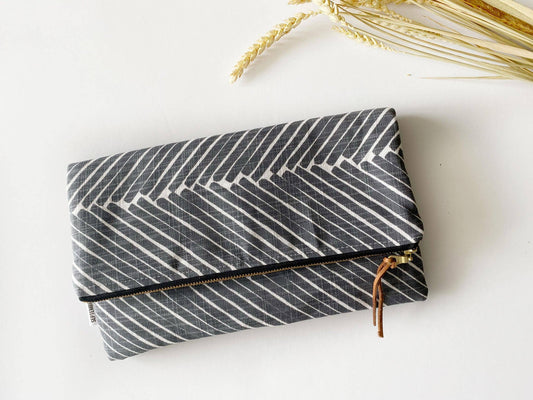 Oversized clutch bag in gray griffin