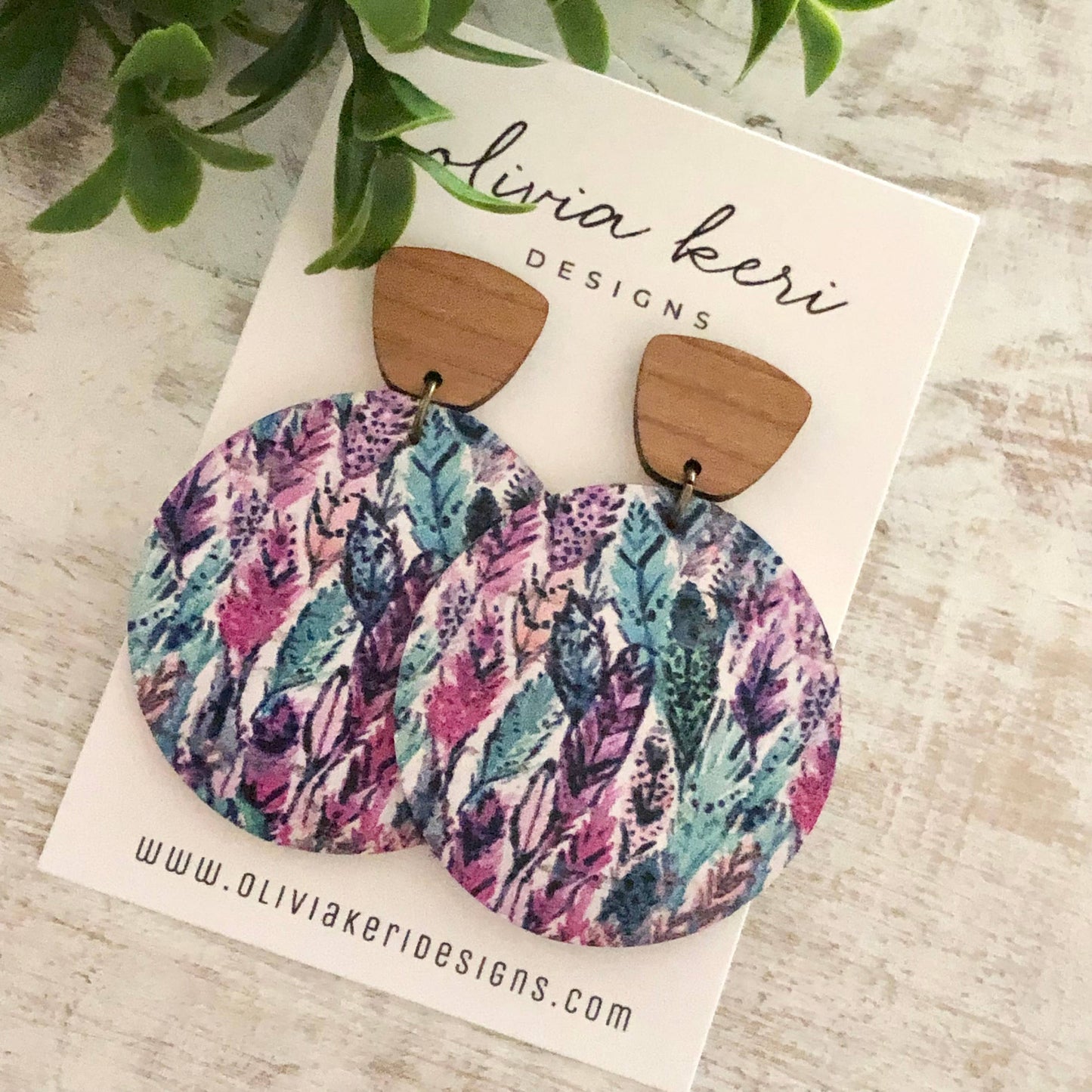 Everly - Colorful Feathers