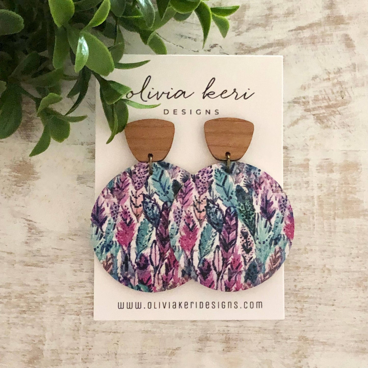 Everly - Colorful Feathers