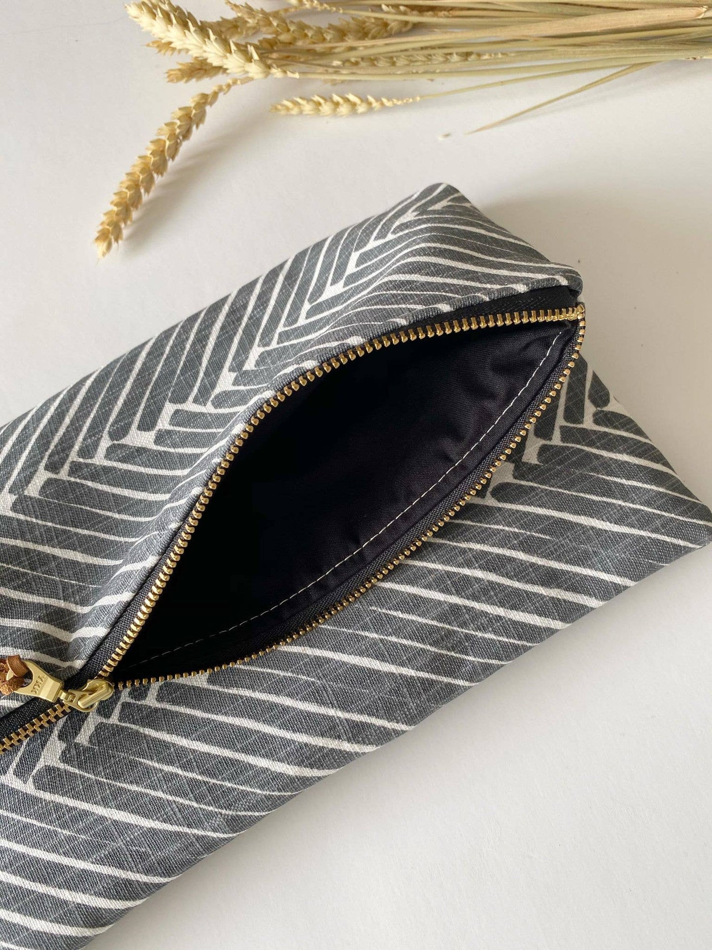 Oversized clutch bag in gray griffin