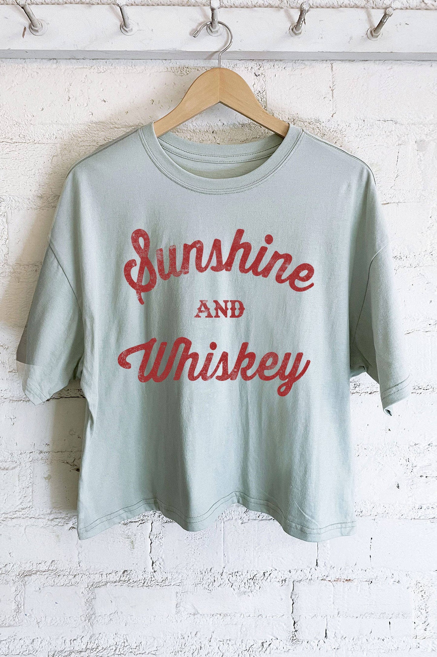 SUNSHINE AND WHISKEY GRAPHIC LONG CROP TOP: Dusty mint