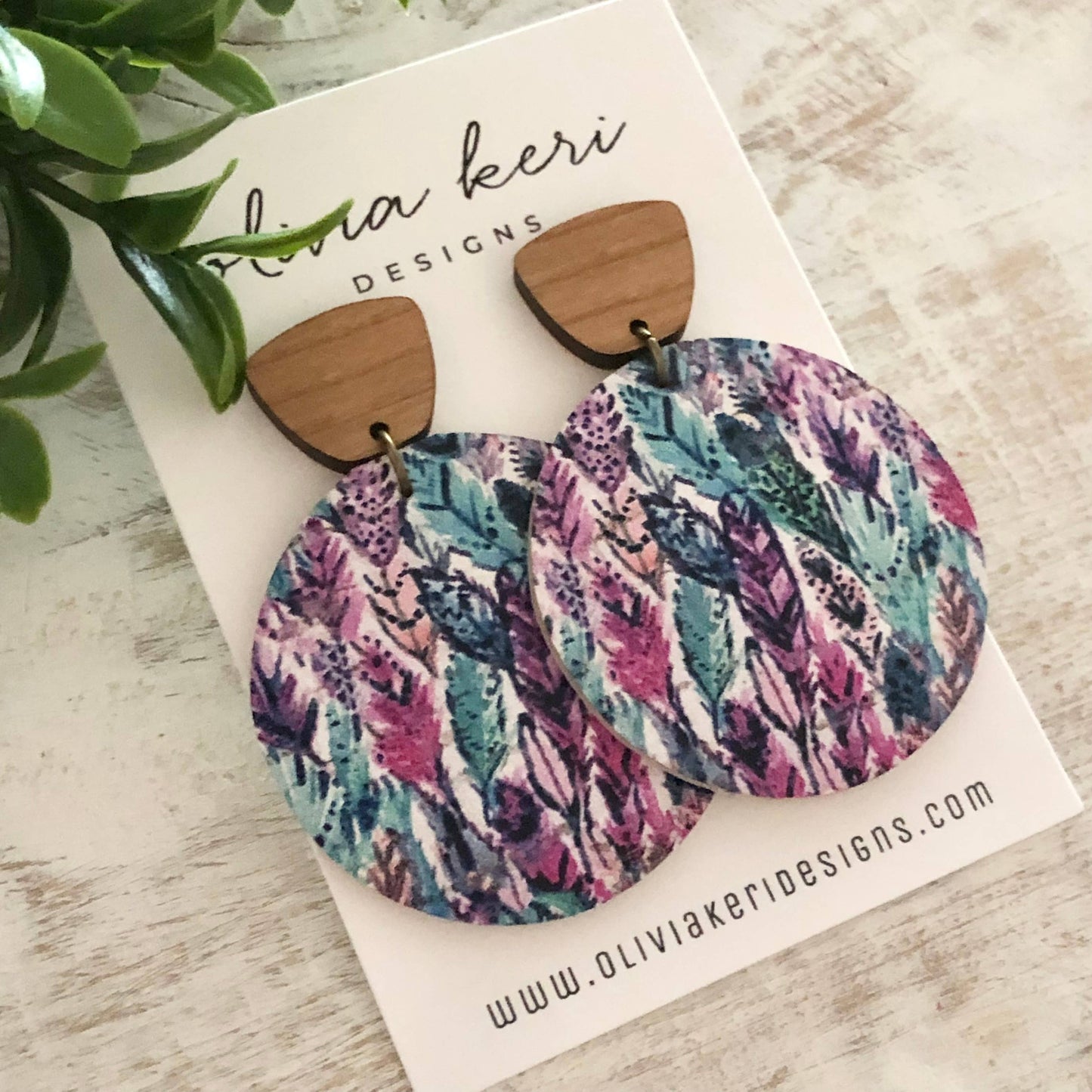 Everly - Colorful Feathers